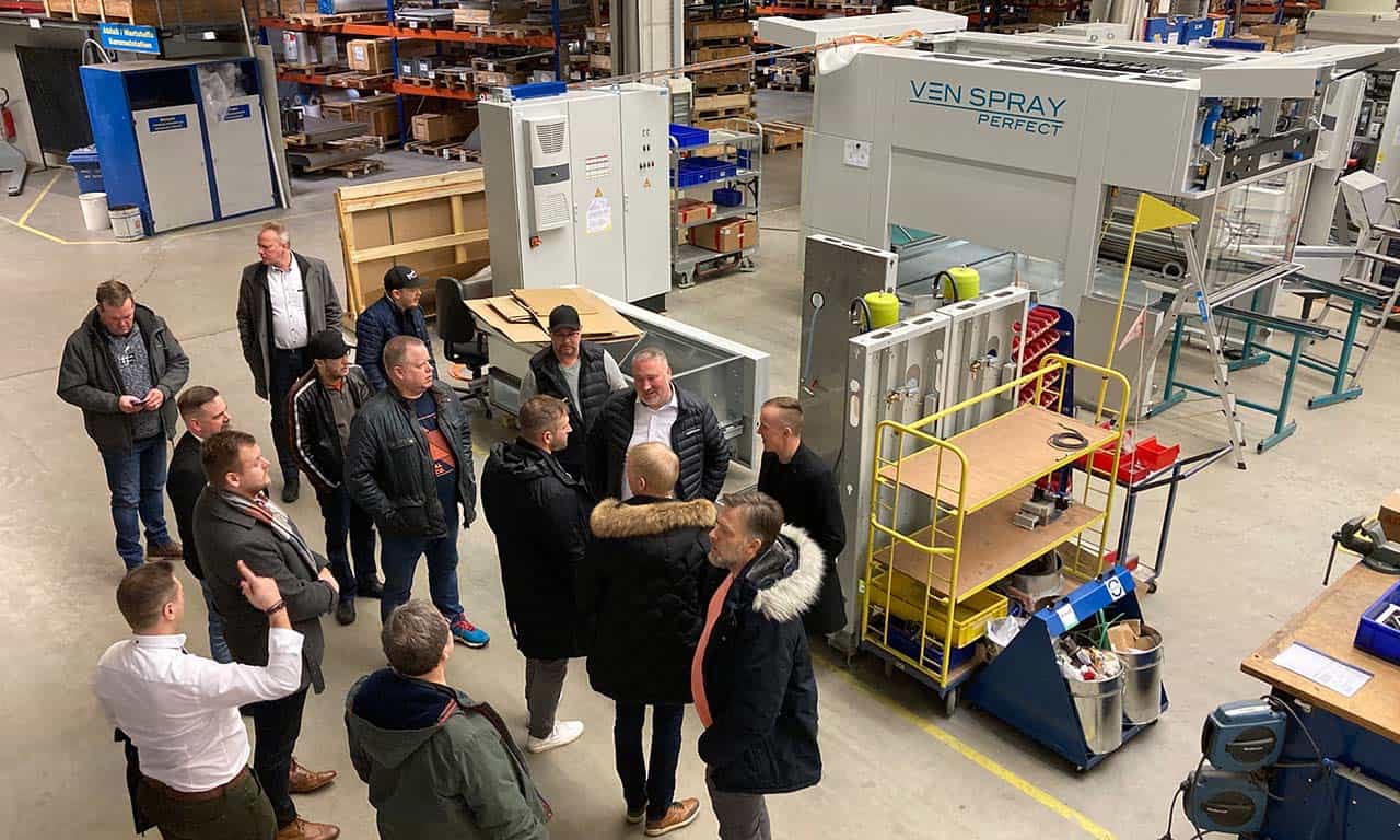 Rymämme Venjakobilla tutustumassa pintakäsittelyyn